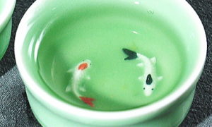湯呑茶碗の中に鯉がいる